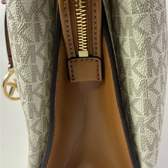 NEW Women’s Michael Kors Small Ruthie Logo Satchel/Tote Vanilla - Picture 6 of 12